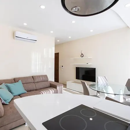Warmth & Waves Penthouse Saint Julian's